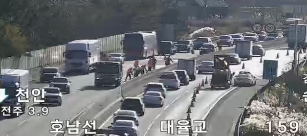 호남고속도로서 25톤 트럭 타이어 펑크…양뱡향 맥주병 '와르르'