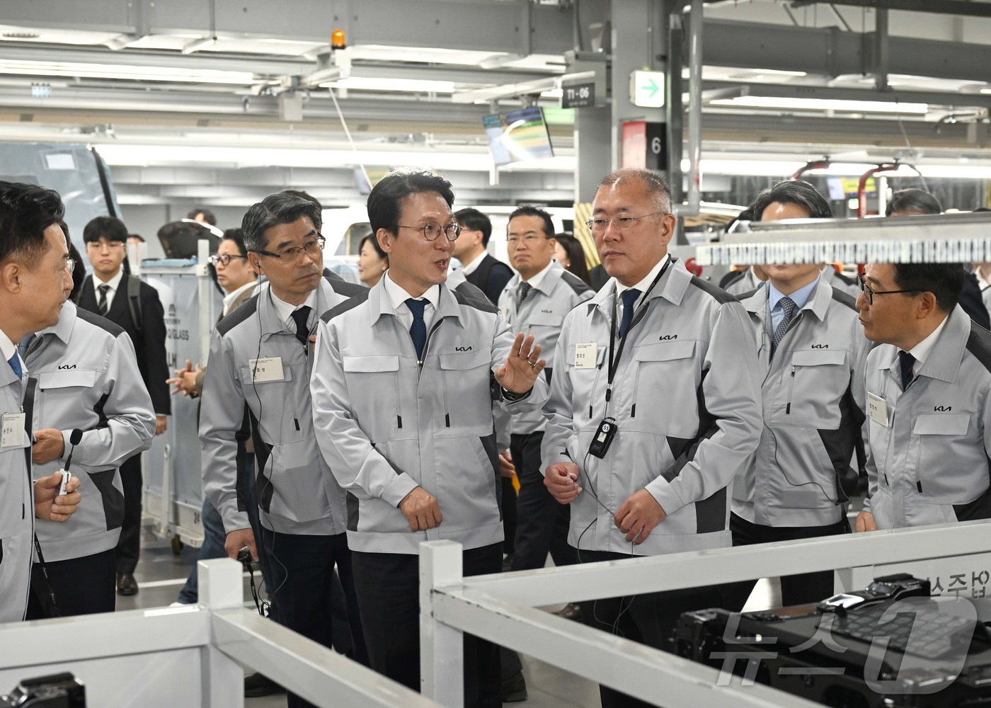 (서울=뉴스1) = 김민석 국무총리(가운데)와 정의선 현대차그룹 회장이 14일 오전 경기 화성시에서 열린 기아 화성 EVO 플랜트 East 준공식 및 West 기공식에 참석해 기아 …