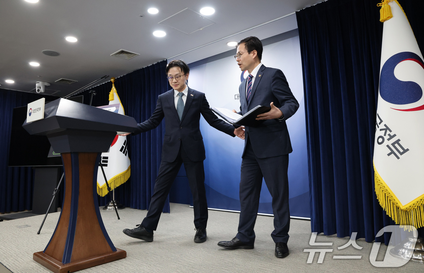 (서울=뉴스1) 임세영 기자 = 김정관 산업통상부 장관과 여한구 통상교섭본부장이 14일 서울 종로구 정부서울청사에서 한미 관세협상 팩트시트 및 MOU 관련 브리핑을 하고 있다. 2 …