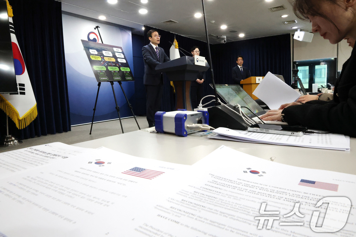 (서울=뉴스1) 임세영 기자 = 여한구 통상교섭본부장과 김정관 산업통상부 장관이 14일 서울 종로구 정부서울청사에서 한미 관세협상 팩트시트 및 MOU 관련 브리핑을 하고 있다. 2 …