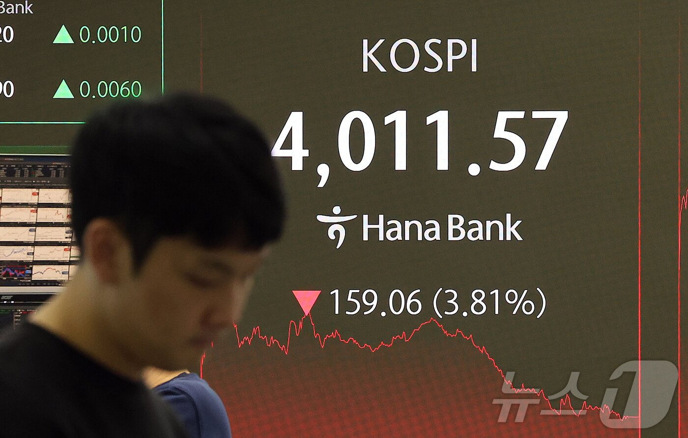 본문 이미지 - 14일 오후 서울 중구 하나은행 본점 딜링룸 전광판에 증시 종가가 표시되고 있다. 이날 코스피 지수는 전 거래일 대비 159.06p&#40;3.81%&#41; 떨어진 4011.57로 장을 마감했다. 2025.11.14/뉴스1 ⓒ News1 김진환 기자