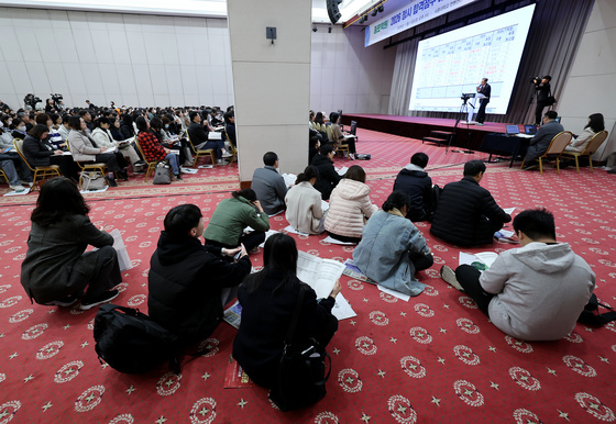 부족한 자리에 앉아서 입시설명 든는 학부모들