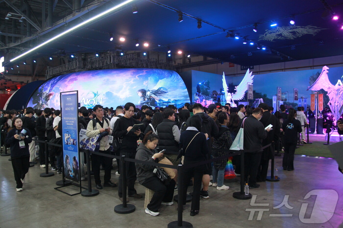 본문 이미지 - 14일 부산 벡스코 제1전시장에서 엔씨소프트 신작 '아이온2' 시연 대기 줄이 길게 늘어서 있다.2025.11.14/뉴스1 ⓒ News1 김민재 기자