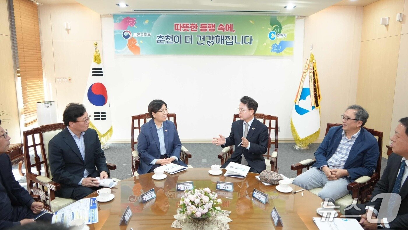 본문 이미지 -  육동한 춘천시장과 정은경 보건복지부 장관은 14일 오후 시청 다목적실에서 ‘지방 살리기 상생 자매결연 협약’을 체결 전 이야기를 나누고 있다.&#40;춘천시 제공, 재판매 및 DB금지&#41;