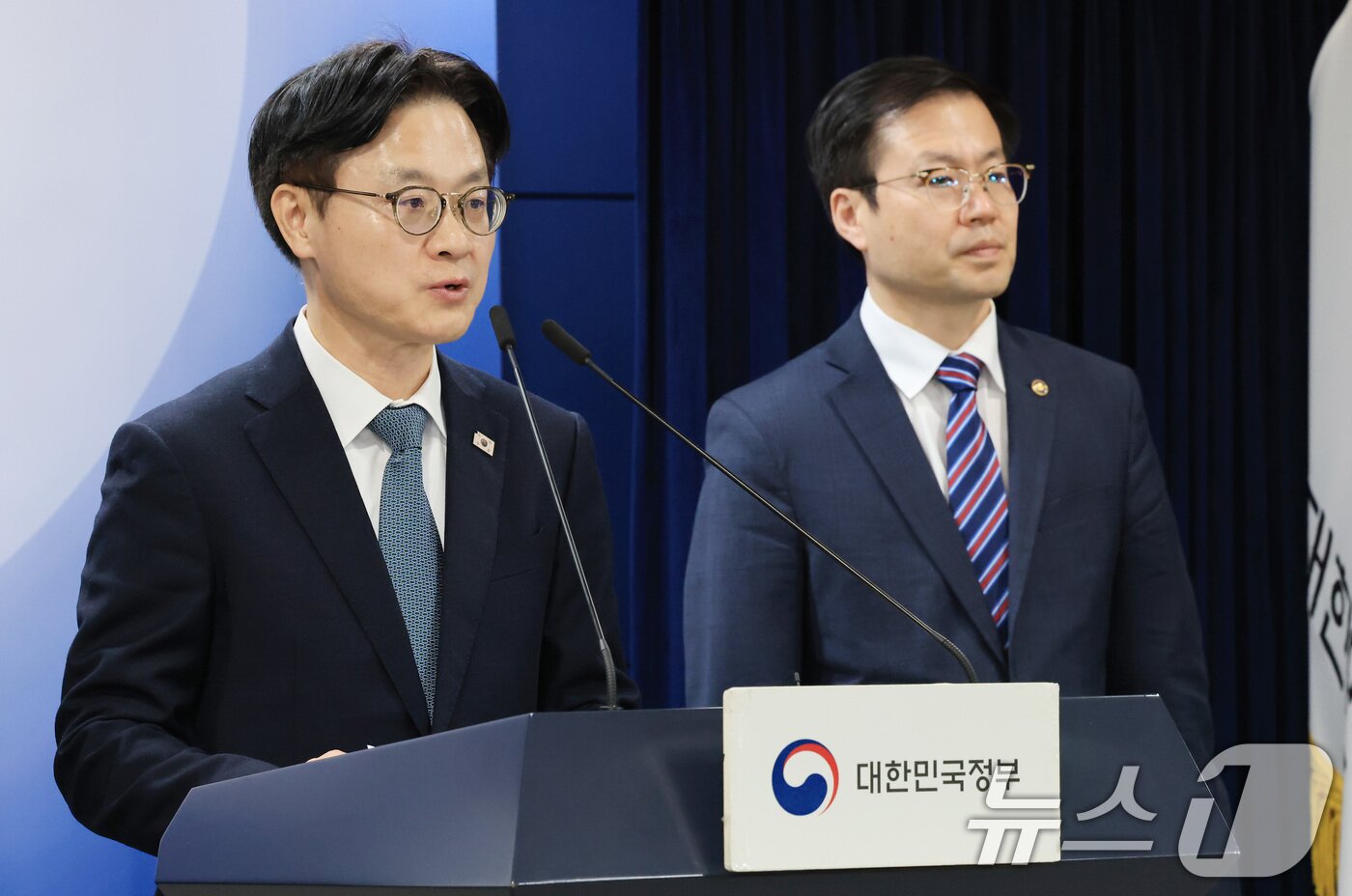 본문 이미지 - 김정관 산업통상부 장관과 여한구 통상교섭본부장이 14일 서울 종로구 정부서울청사에서 한미 관세협상 팩트시트 및 MOU 관련 브리핑을 하고 있다. 2025.11.14 ⓒ 뉴스1 임세영 기자