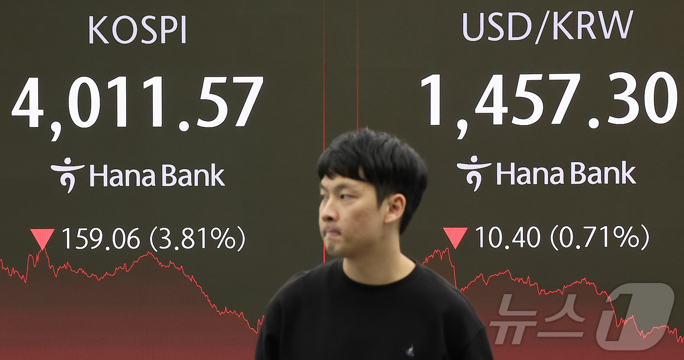 (서울=뉴스1) 김진환 기자 = 14일 오후 서울 중구 하나은행 본점 딜링룸 전광판에 증시 종가가 표시되고 있다.이날 코스피 지수는 전 거래일 대비 159.06p(3.81%) 떨어 …