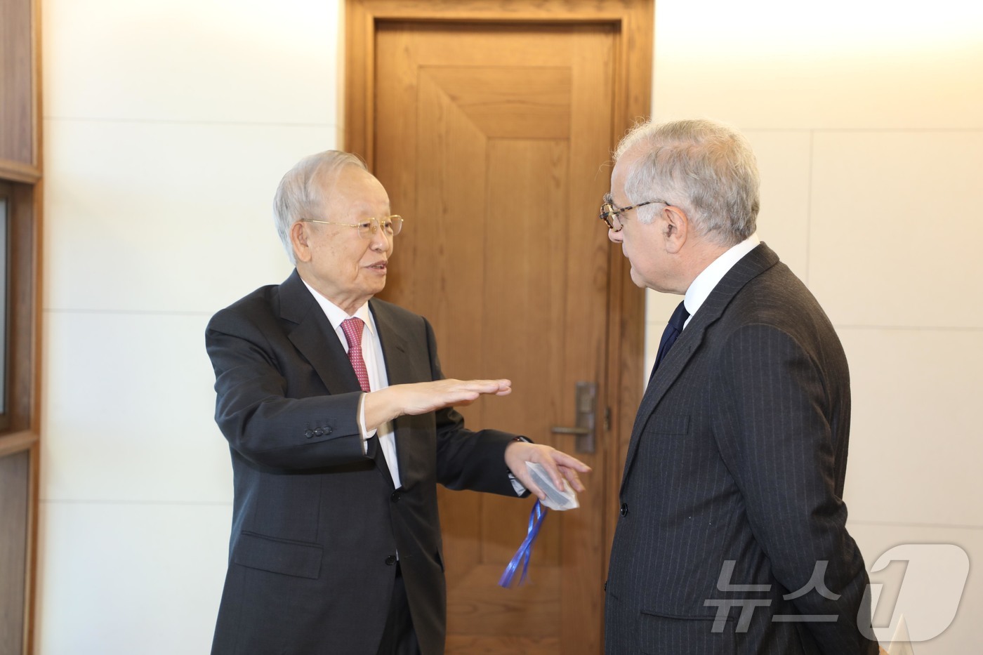 (서울=뉴스1) = 손경식 한국경영자총협회 회장이 14일 오전 서울 중구 CJ 본사에서 우고 아스투토 주한EU대사를 만나 양국 간 경제협력 방안에 대해 논의하고 있다. (한국경영자 …