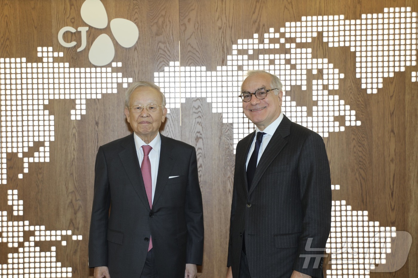 (서울=뉴스1) = 손경식 한국경영자총협회 회장이 11월 14일 오전 서울 중구 CJ 본사에서 우고 아스투토 주한EU대사를 만나 기념 촬영을 하고 있다. (한국경영자총협회 제공. …