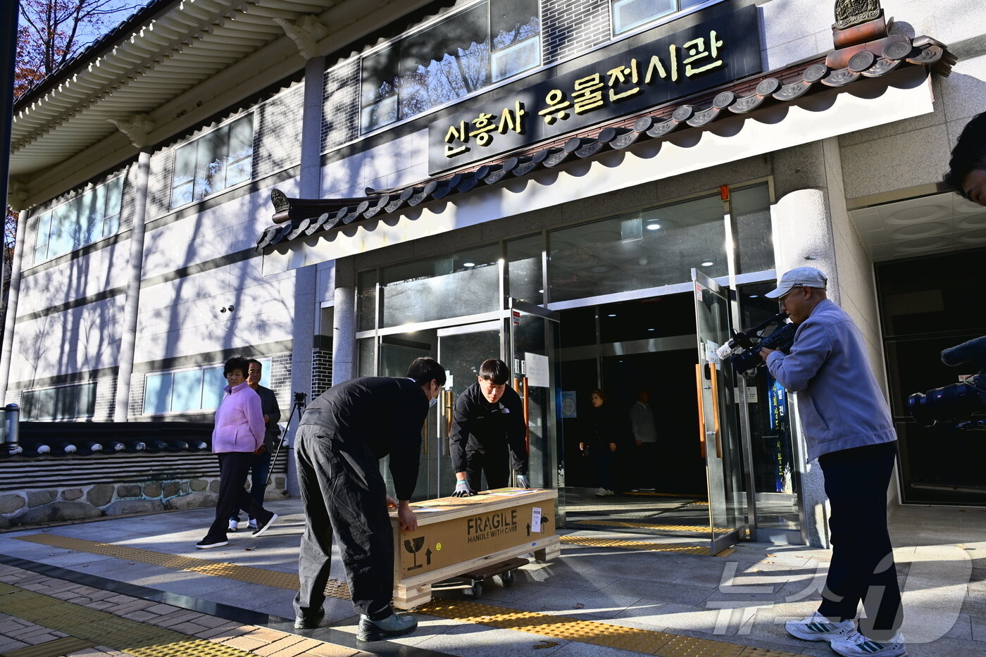 본문 이미지 - 14일 오후 강원 속초 설악산 신흥사에 도착한 &#39;시왕도&#39;가 관계자들의 안내를 받으며 운반되고 있다. 불화인 시왕도는 조선 정조 22년인 1798년 제작된 &#39;제10오도전륜대왕도&#39;로, 미국 메트로폴리탄미술관이 소장해 온 작품이다. 신흥사와 속초시문화재제자리찾기위, 국외소재문화유산재단 등이 2023년부터 협의를 이어온 끝에 70여 년 만의 귀환이 성사됐다.&#40;속초시 제공, 재판매 및 DB 금지&#41; 2025.11.14/뉴스1 ⓒ News1 윤왕근 기자