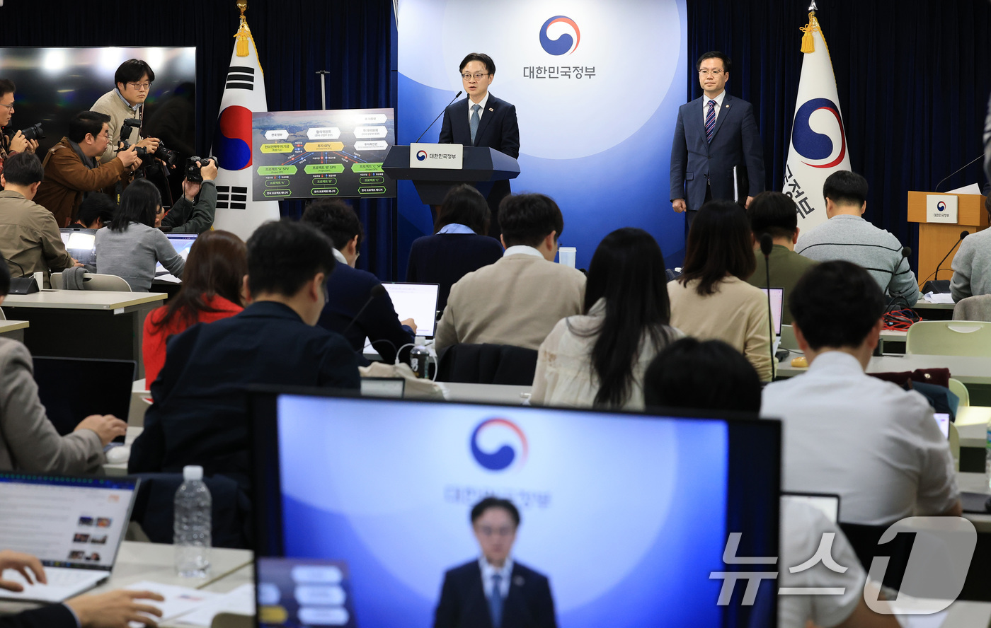 (서울=뉴스1) 임세영 기자 = 김정관 산업통상부 장관과 여한구 통상교섭본부장이 14일 서울 종로구 정부서울청사에서 한미 관세협상 팩트시트 및 MOU 관련 브리핑을 하고 있다. 2 …