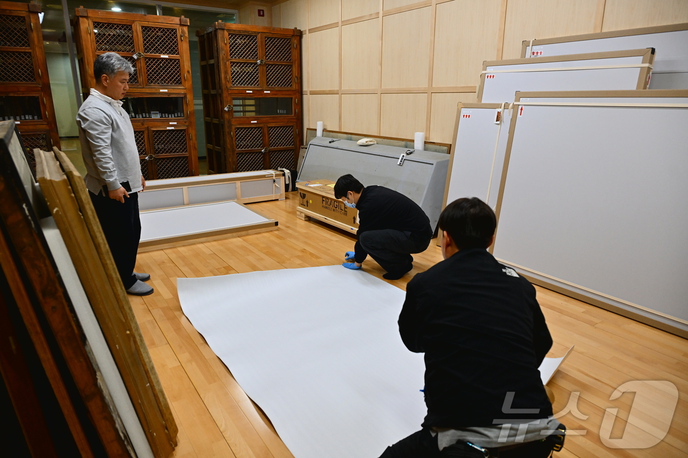 (속초=뉴스1) 윤왕근 기자 = 14일 오후 강원 속초 설악산 신흥사에 도착한 \'시왕도\'가 관계자들의 안내를 받으며 운반되고 있다. 불화인 시왕도는 조선 정조 22년인 1798 …