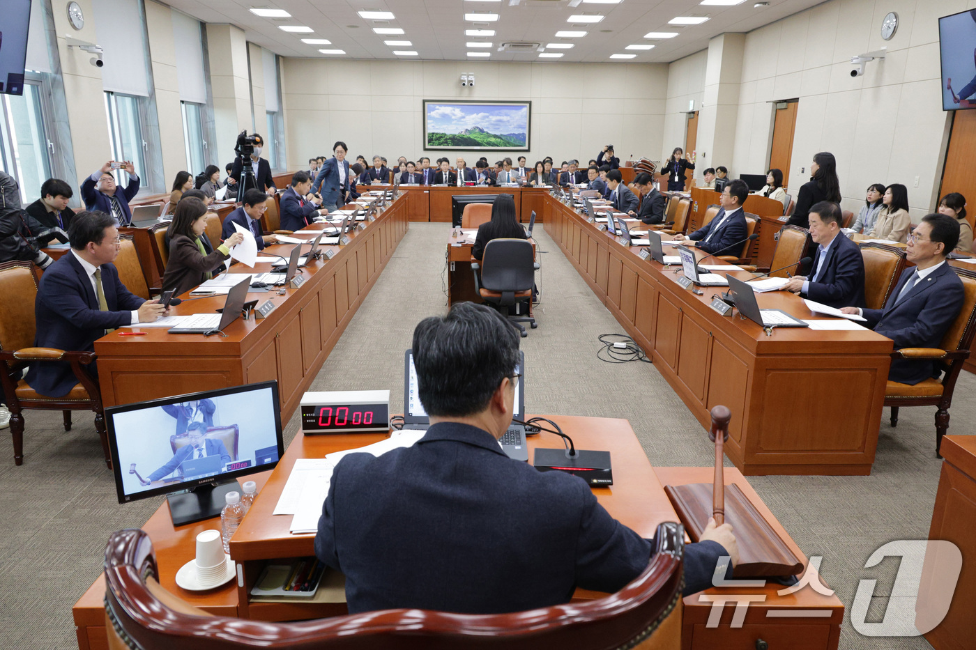 (서울=뉴스1) 신웅수 기자 = 안호영 위원장이 14일 서울 여의도 국회에서 열린 기후에너지환경노동위원회 전체회의에서 의사봉을 두드리고 있다. 2025.11.14/뉴스1