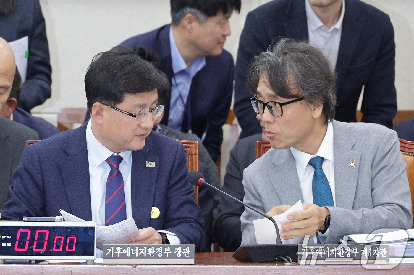 (서울=뉴스1) 신웅수 기자 = 김성환 기후에너지환경부 장관과 금한승 1차관이 14일 서울 여의도 국회에서 열린 기후에너지환경노동위원회 전체회의에서 대화하고 있다. 2025.11. …