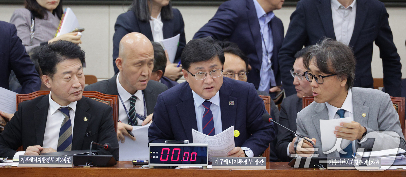 (서울=뉴스1) 신웅수 기자 = 김성환 기후에너지환경부 장관이 14일 서울 여의도 국회에서 열린 기후에너지환경노동위원회 전체회의에서 차관들과 대화하고 있다. 2025.11.14/뉴 …