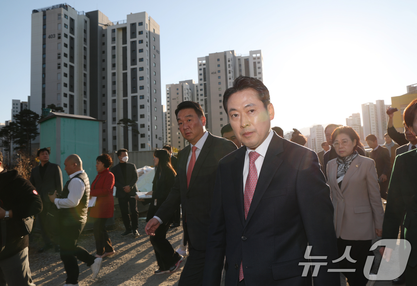 (성남=뉴스1) 김영운 기자 = 장동혁 국민의힘 대표가 14일 오후 경기 성남시 분당구 대장지구 공공도서관 건설 현장을 방문하고 있다. 2025.11.14/뉴스1