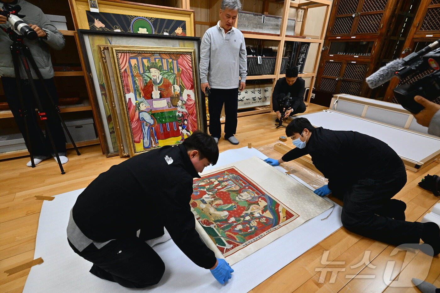 본문 이미지 - 14일 오후 강원 속초 설악산 신흥사에 도착한 &#39;시왕도&#39;가 관계자들의 안내를 받으며 운반되고 있다. 불화인 시왕도는 조선 정조 22년인 1798년 제작된 &#39;제10오도전륜대왕도&#39;로, 미국 메트로폴리탄미술관이 소장해 온 작품이다. 신흥사와 속초시문화재제자리찾기위, 국외소재문화유산재단 등이 2023년부터 협의를 이어온 끝에 70여 년 만의 귀환이 성사됐다.&#40;속초시 제공, 재판매 및 DB 금지&#41; 2025.11.14/뉴스1 ⓒ News1 윤왕근 기자