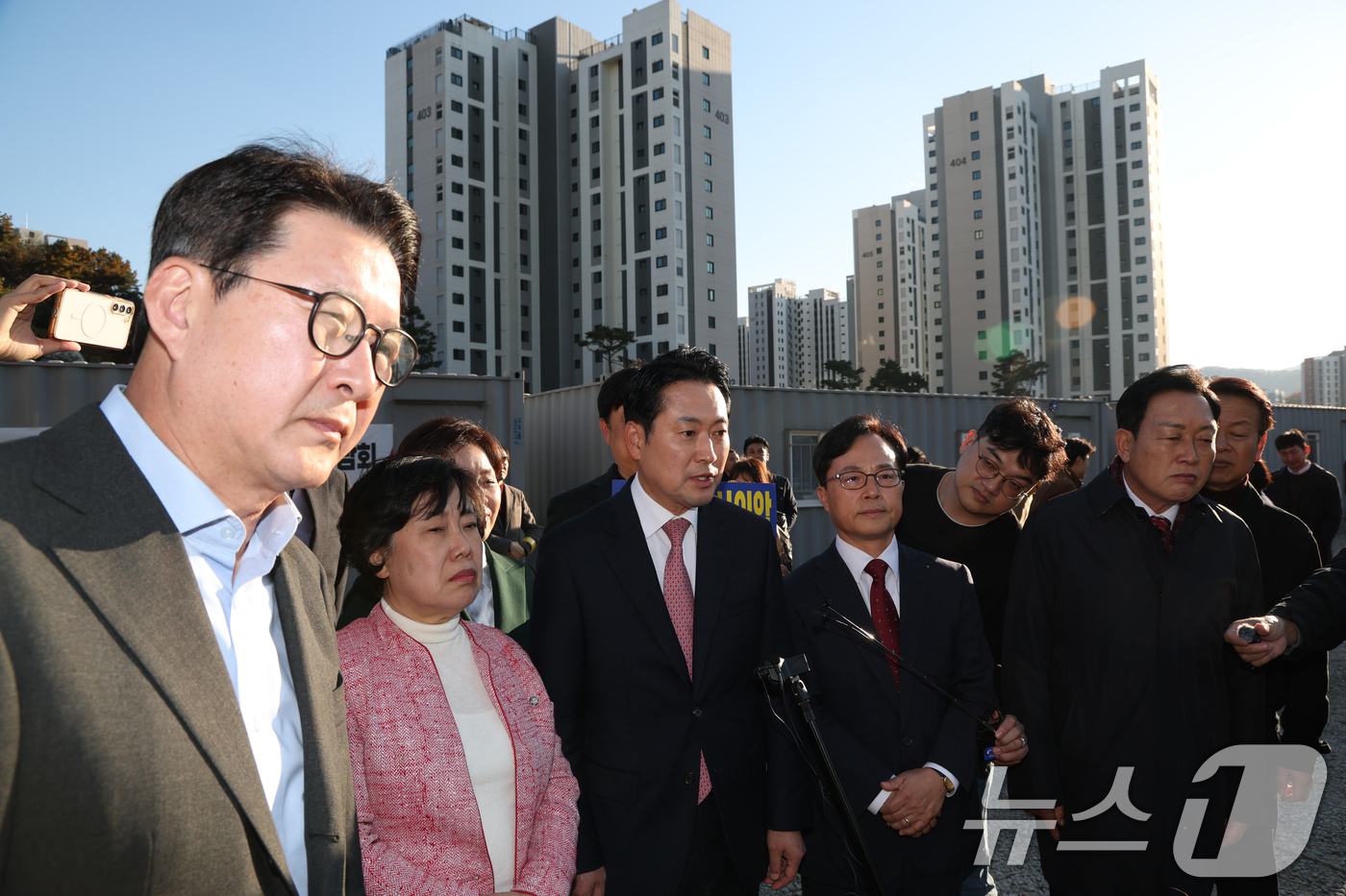 (성남=뉴스1) 김영운 기자 = 장동혁 국민의힘 대표가 14일 오후 경기 성남시 분당구 대장지구 공공도서관 건설 현장을 방문해 현장 관계자의 설명을 듣고 있다. 2025.11.14 …