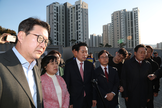 대장동 방문해 현장 관계자 설명 듣는 장동혁