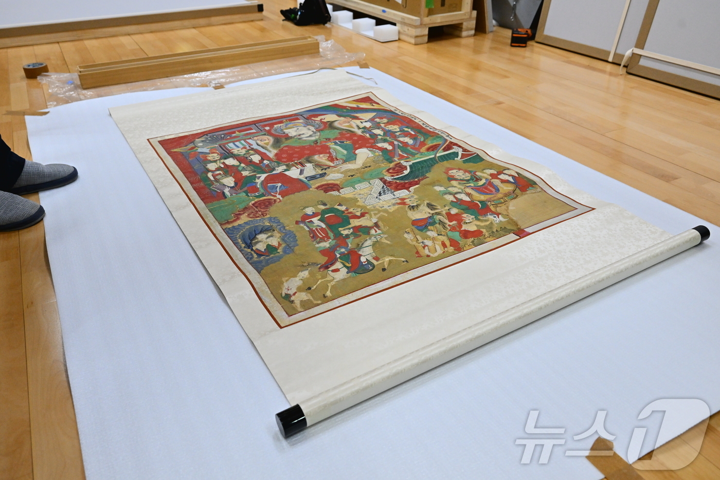 (속초=뉴스1) 윤왕근 기자 = 14일 오후 강원 속초 설악산 신흥사에 도착한 \'시왕도\'가 관계자들의 안내를 받으며 운반되고 있다. 불화인 시왕도는 조선 정조 22년인 1798 …