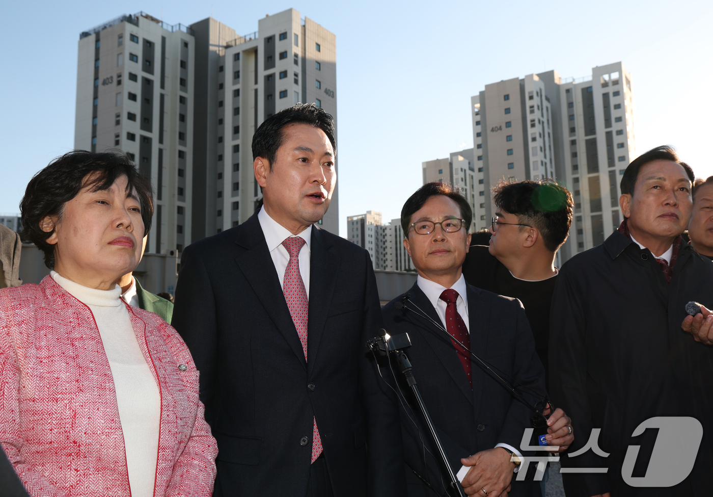 (성남=뉴스1) 김영운 기자 = 장동혁 국민의힘 대표가 14일 오후 경기 성남시 분당구 대장지구 공공도서관 건설 현장을 방문해 현장 관계자의 설명을 듣고 있다. 2025.11.14 …