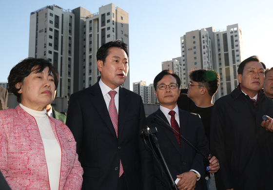 대장동 방문해 현장 관계자 설명 듣는 장동혁