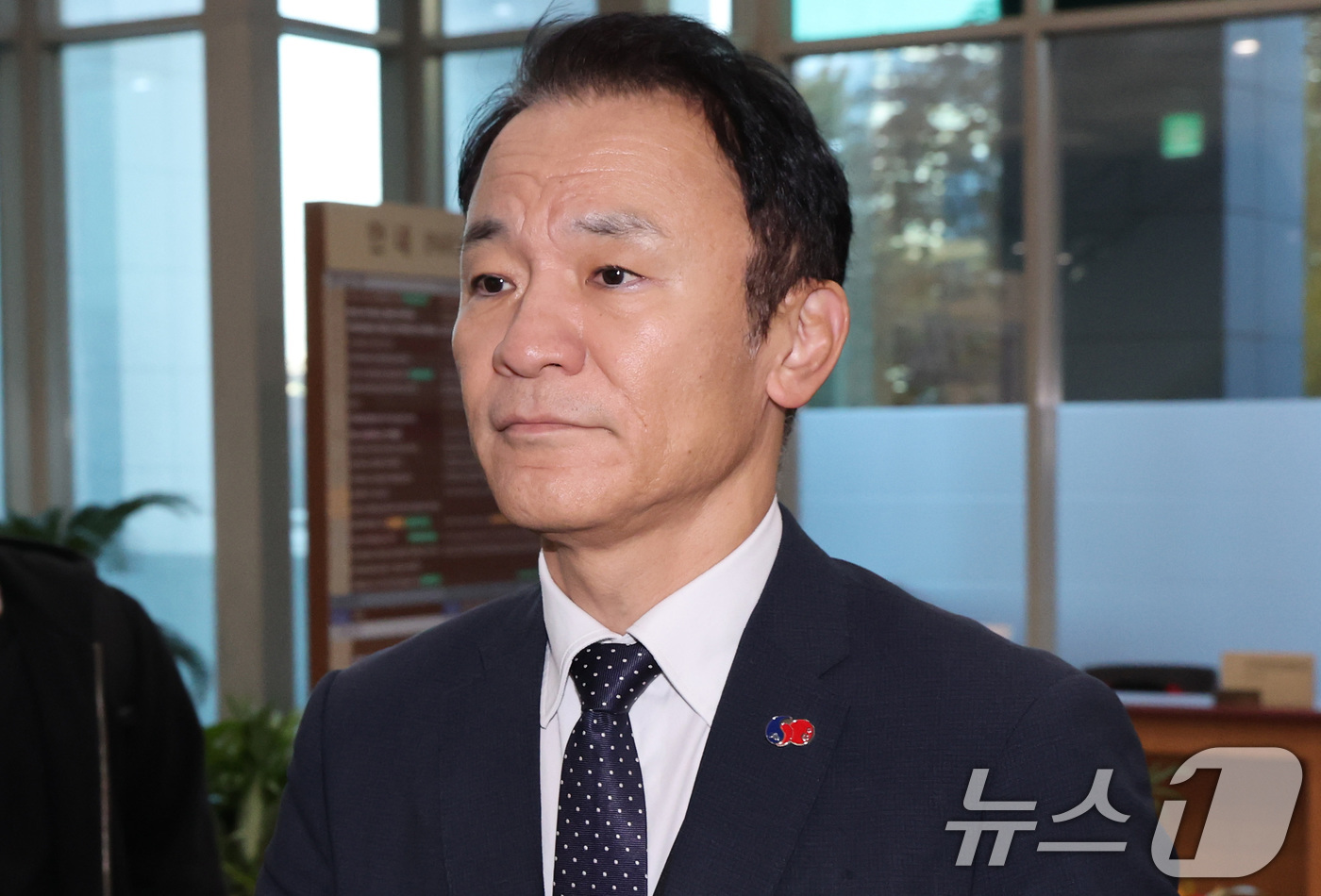 (서울=뉴스1) 임세영 기자 = 마츠오 히로타카 주한일본대사관 총괄공사가 14일 서울 종로구 외교부 청사로 초치되고 있다. 2025.11.14/뉴스1