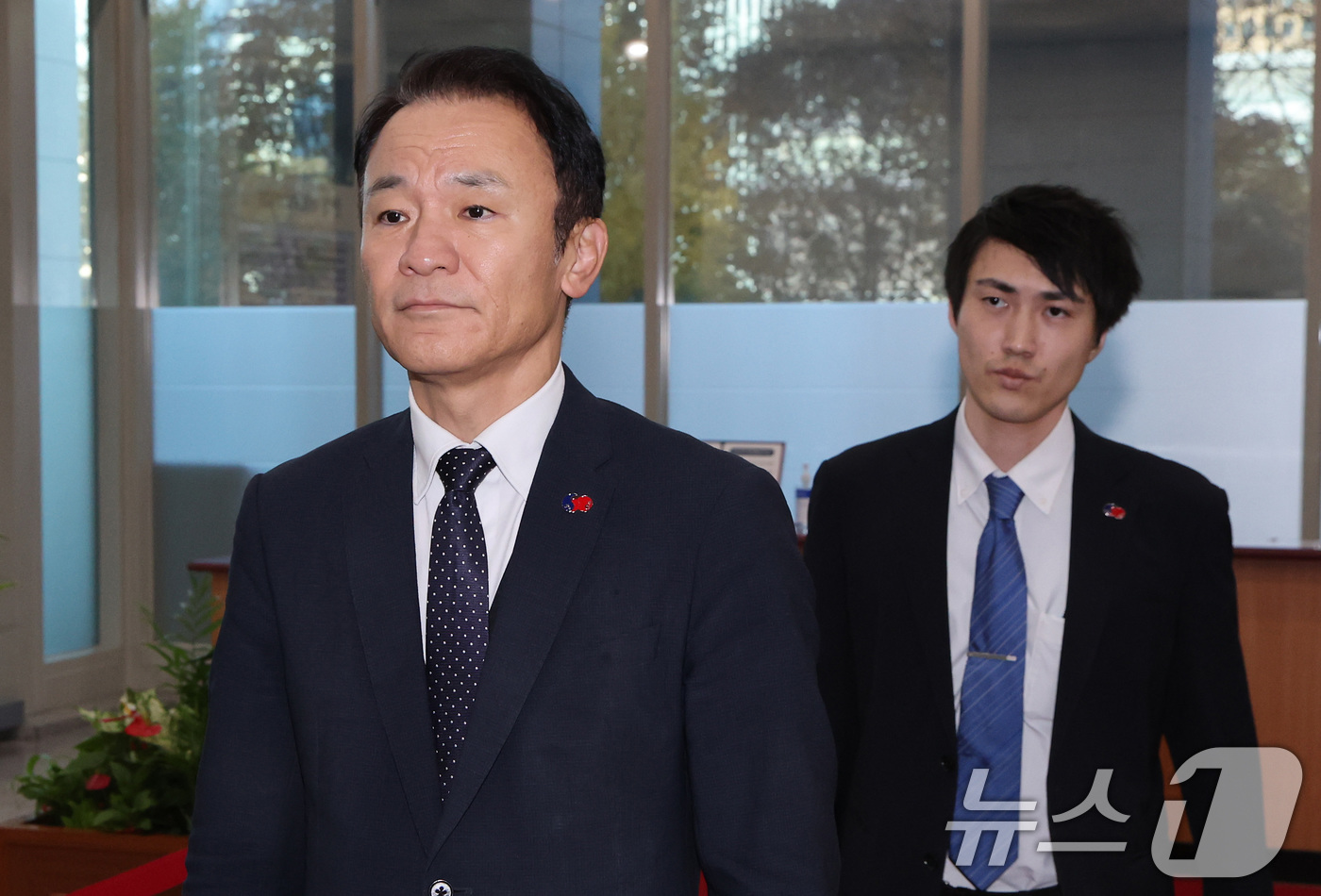 (서울=뉴스1) 임세영 기자 = 마츠오 히로타카 주한일본대사관 총괄공사(왼쪽)가 14일 서울 종로구 외교부 청사로 초치되고 있다. 2025.11.14/뉴스1