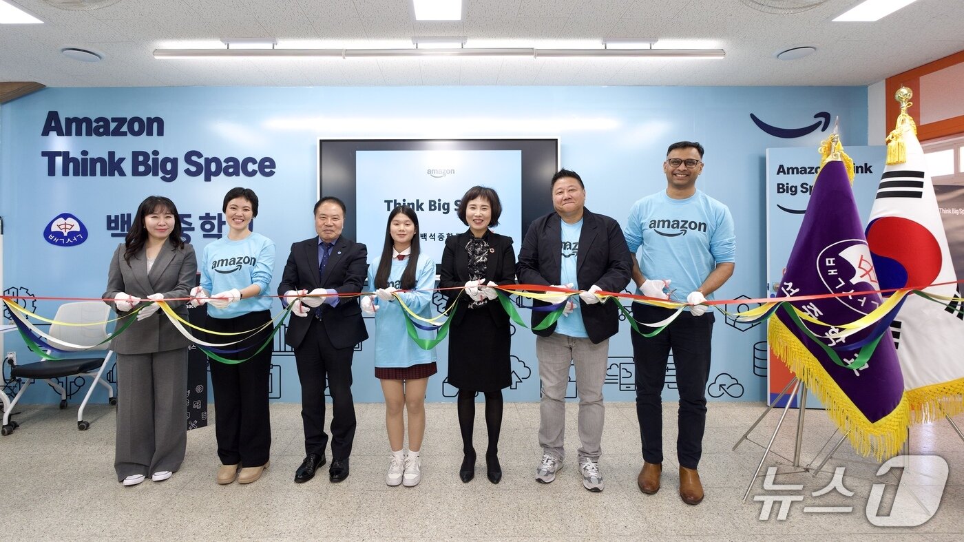 본문 이미지 - 인천 백석중학교 씽크 빅 스페이스 개설 기념사진&#40;아마존 제공&#41;