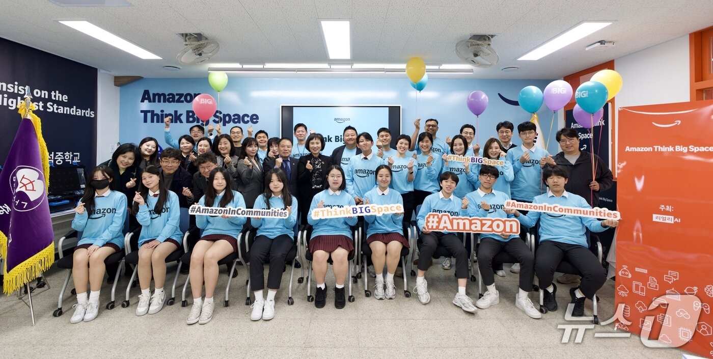 본문 이미지 - 인천 백석중학교 씽크 빅 스페이스 개설 기념사진&#40;아마존 제공&#41;