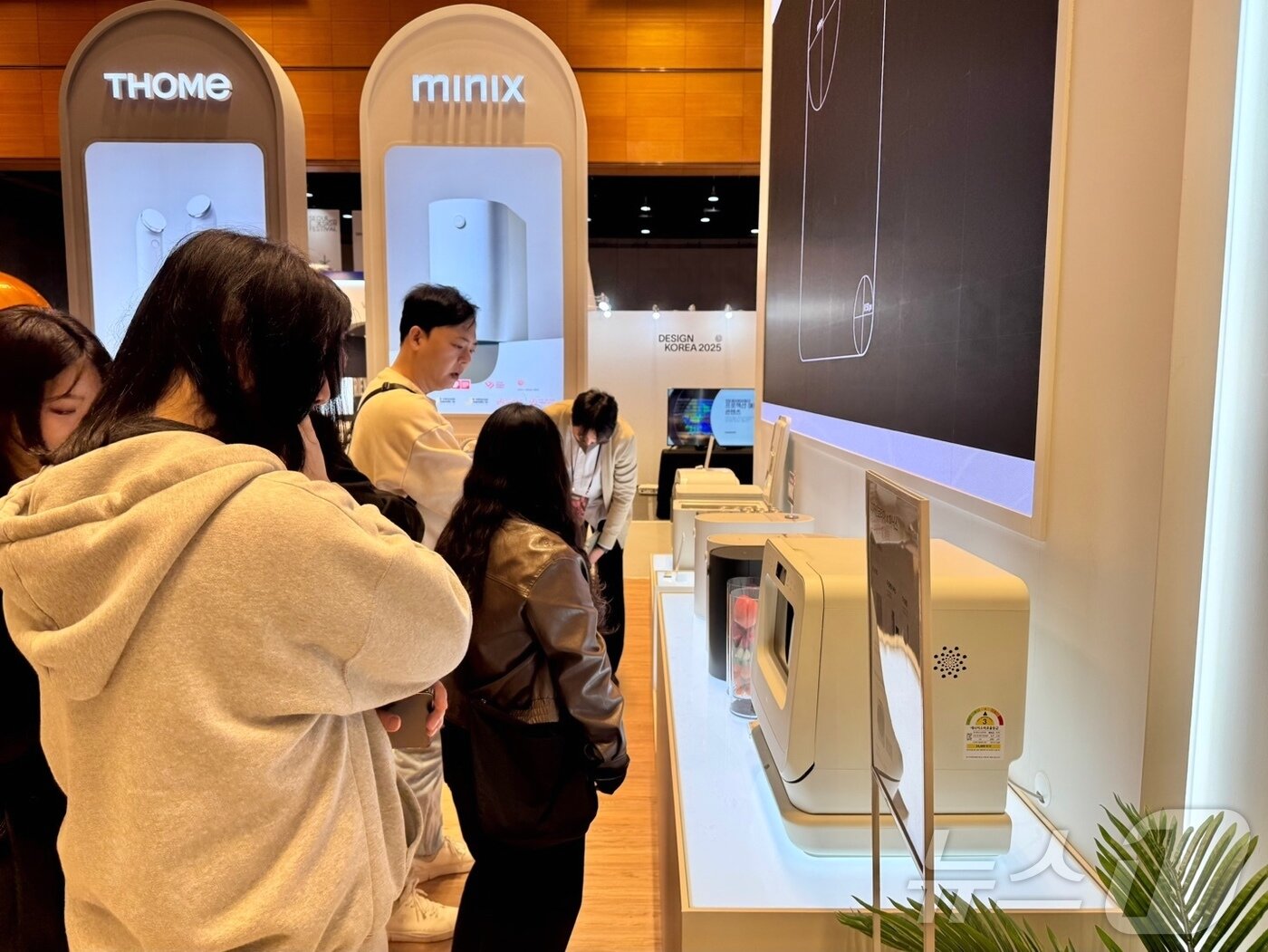 본문 이미지 - 앳홈은 12일부터 16일까지 서울 코엑스에서 열린 디자인코리아 2025에 부스를 꾸렸다. ⓒ News1 이민주 기자