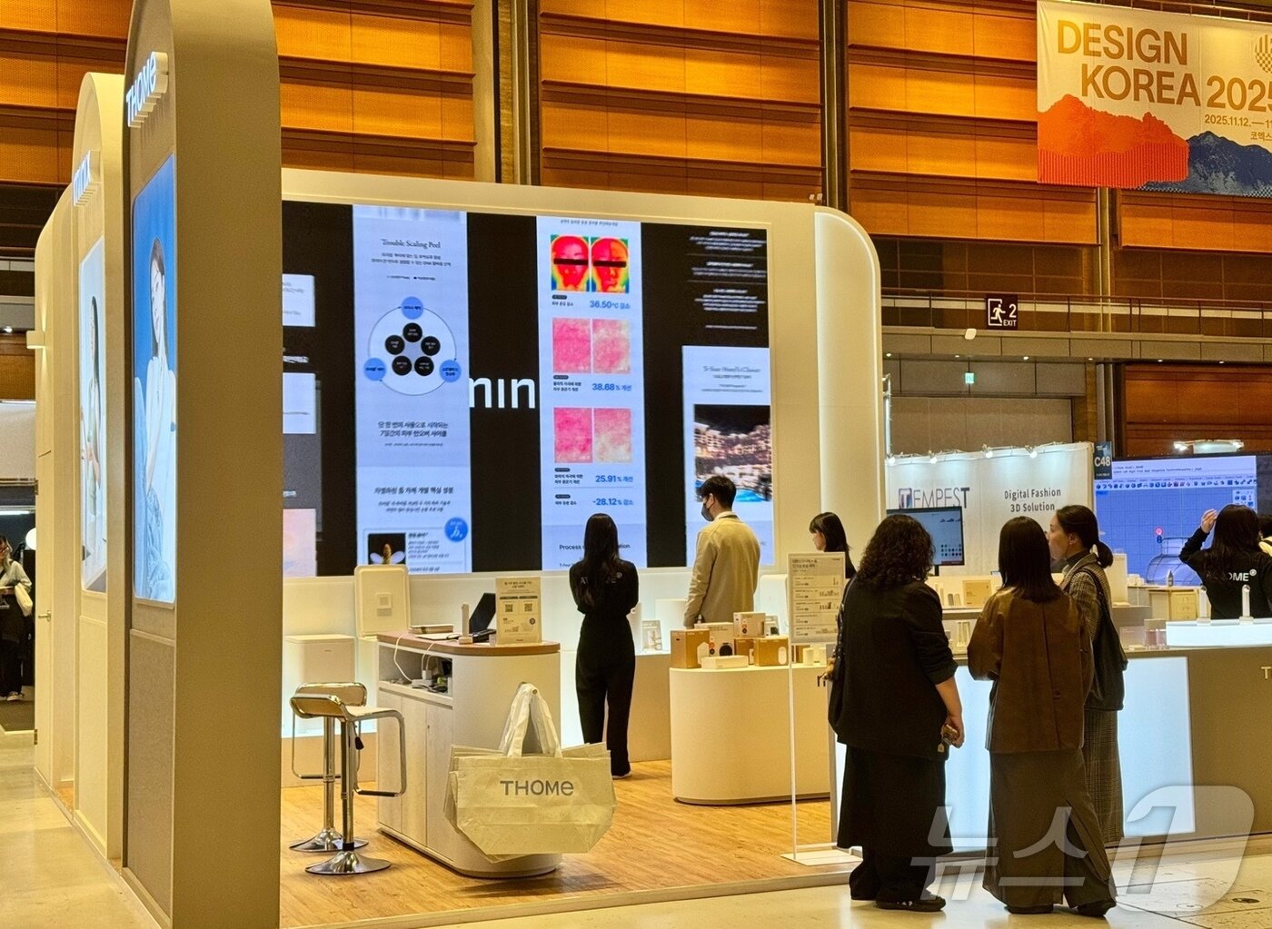 본문 이미지 - 앳홈은 12일부터 16일까지 서울 코엑스에서 열린 디자인코리아 2025에 부스를 꾸렸다. ⓒ News1 이민주 기자