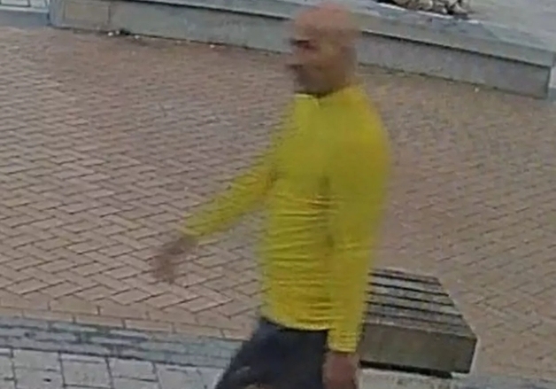 말 걸면서 신체 '더듬'…英 해변서 '상습 성추행' 대머리男 CCTV 공개