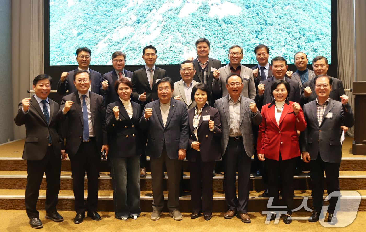 (광주=뉴스1) 박준배 기자 = 이병훈 더불어민주당 호남발전특위 수석 부위원장이 14일 광주 홀리데이인 호텔에서 광주 경영자총협회 회원들과 현장 간담회를 한 후 기념촬영을 하고 있 …