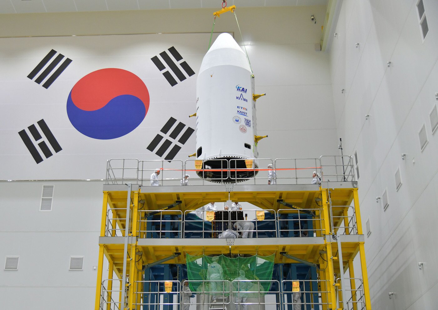 본문 이미지 - 전남 고흥 한국항공우주연구원 나로우주센터 위성시험동에서 누리호 3단에 페어링 장착 작업이 수행되는 모습.(항우연 제공)