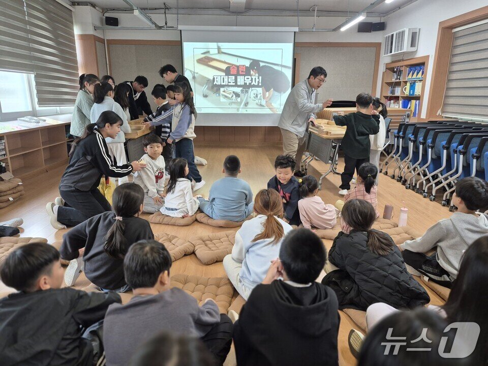 본문 이미지 - 봉래초 학생들이 &#39;장애 이해·인식 개선 교육&#39; 에 참여하고 있다.  &#40;전남도교육청 제공, 재판매 및 DB 금지&#41;/뉴스1