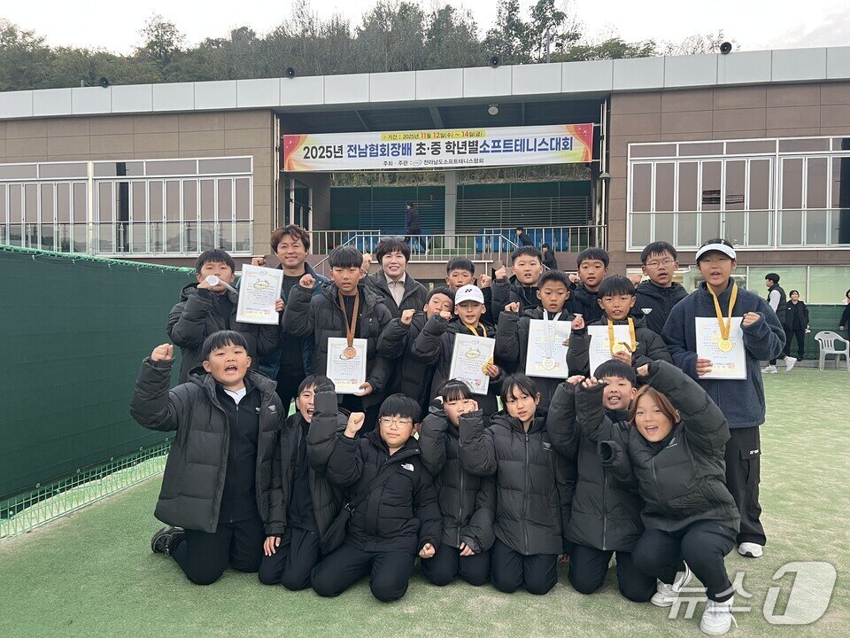 본문 이미지 - 고흥동초 소프트테니스부 학생들이 &#39;전남도학생종합체육대회&#39;에서 단체전 우승을 차지한 뒤 기념사진을 찍고 있다. &#40;전남도교육청 제공, 재판매 및 DB 금지&#41;/뉴스1 