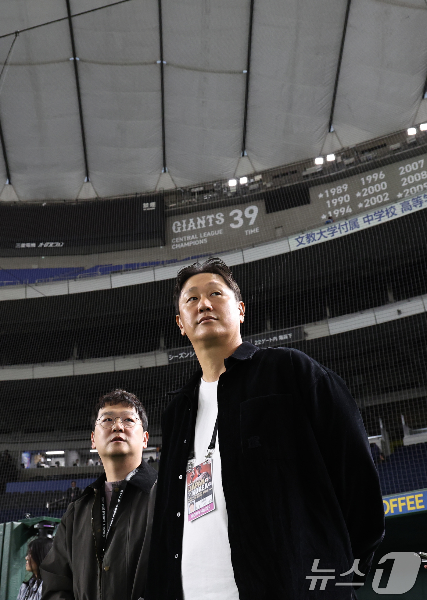 (도쿄(일본)=뉴스1) 구윤성 기자 = 전 야구선수 이대호가 14일 오후 일본 도쿄돔에서 월드베이스볼클래식(WBC) 대비 한일 평가전을 앞두고 훈련하는 국가대표 후배들을 지켜보고 …