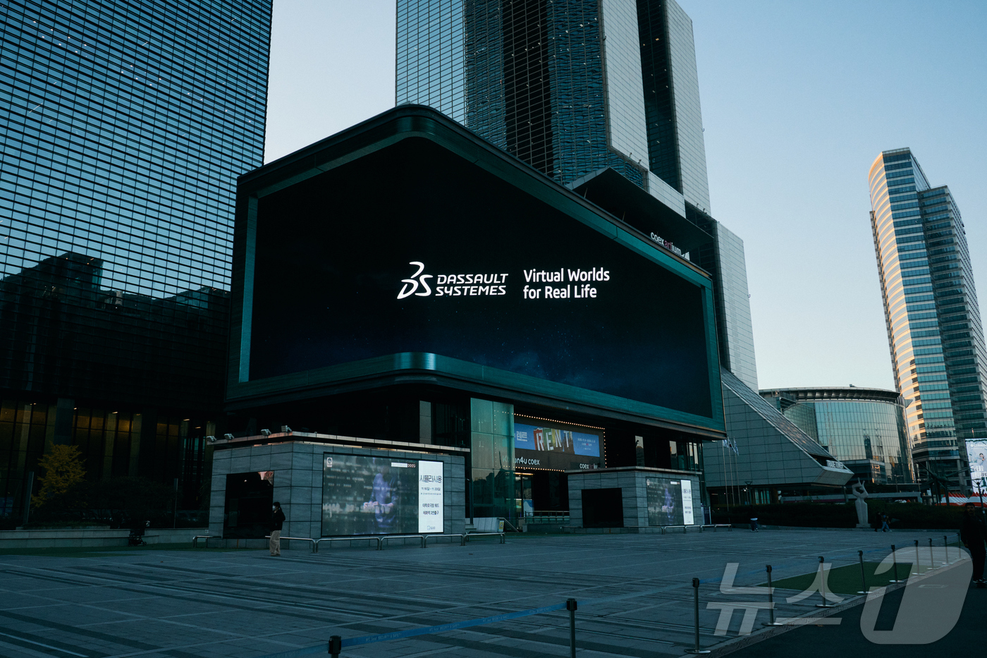 (서울=뉴스1) = AI 버추얼 트윈 기업 다쏘시스템은 11월 한 달간 서울 강남구 삼성동 코엑스 K-POP 스퀘어 미디어에서 ‘AI for Manufacturing Industr …