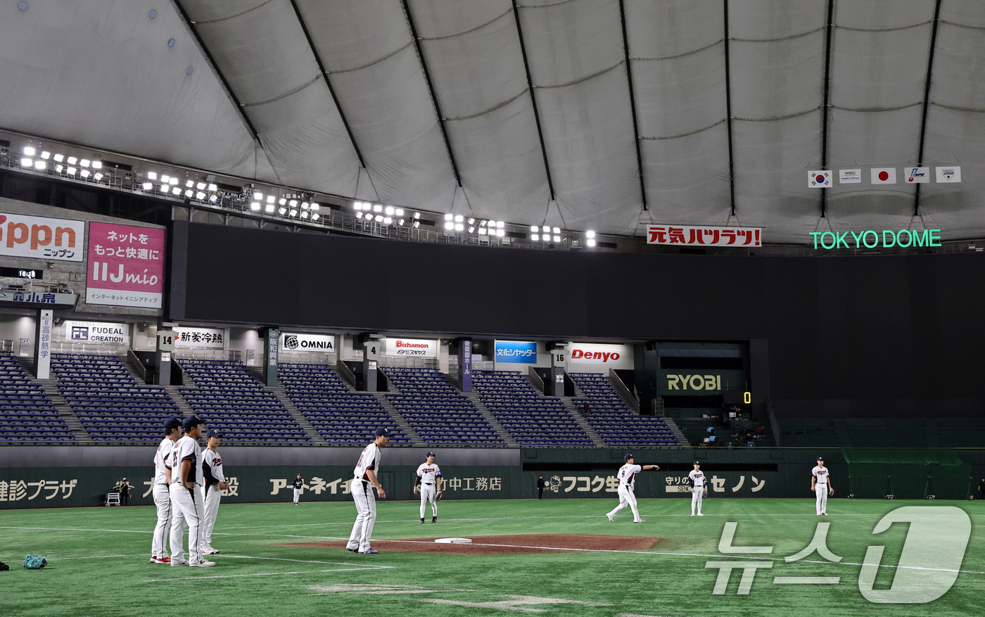 (도쿄(일본)=뉴스1) 구윤성 기자 = 류지현 감독이 이끄는 야구 국가대표팀 선수들이 14일 오후 일본 도쿄돔에서 월드베이스볼클래식(WBC) 대비 한일 평가전을 앞두고 훈련하고 있 …