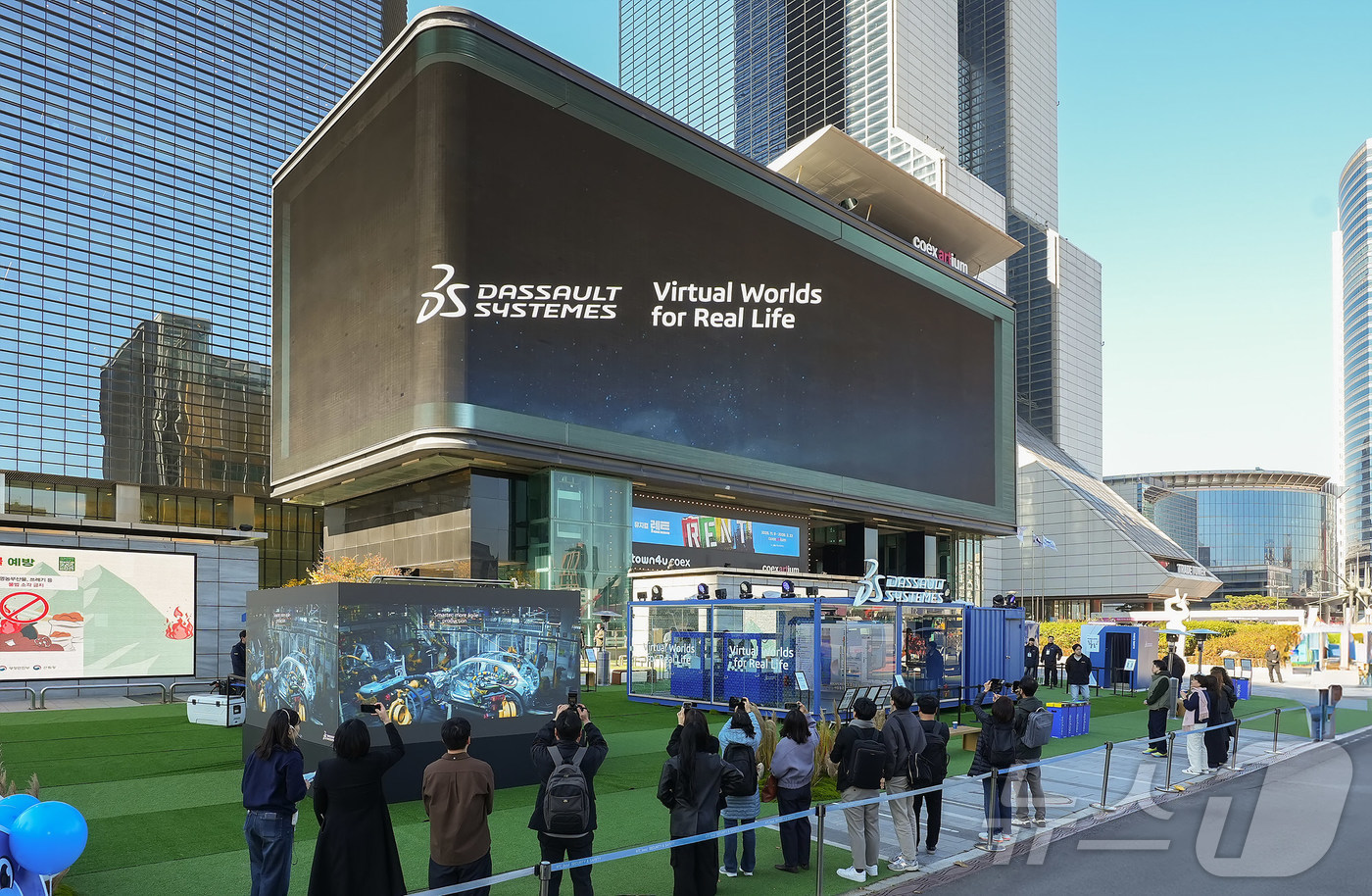 (서울=뉴스1) = 11월 한 달간 진행되는 다쏘시스템의 ‘AI for Manufacturing Industries’ 인지도 캠페인을 관람하고 있다. 이번 캠페인은 AI와 버추얼 …