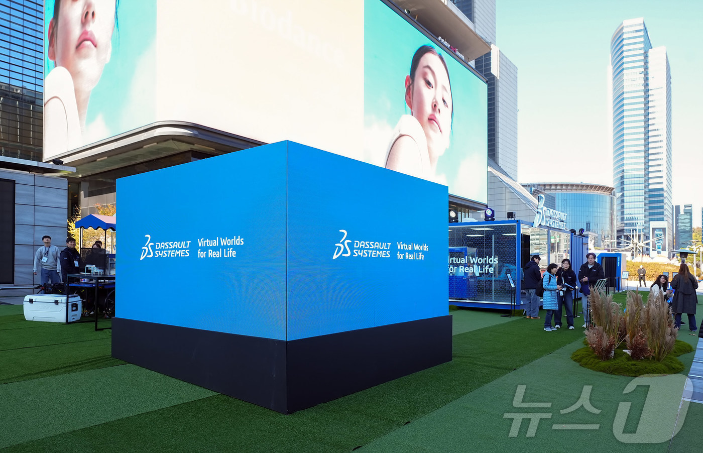 (서울=뉴스1) = AI 버추얼 트윈 기업 다쏘시스템이 14일부터 15일까지 서울 강남구 삼성동 코엑스 K-POP 광장에서 팝업부스를 운영한다. 방문객들은 포토부스와 푸드트럭을 즐 …