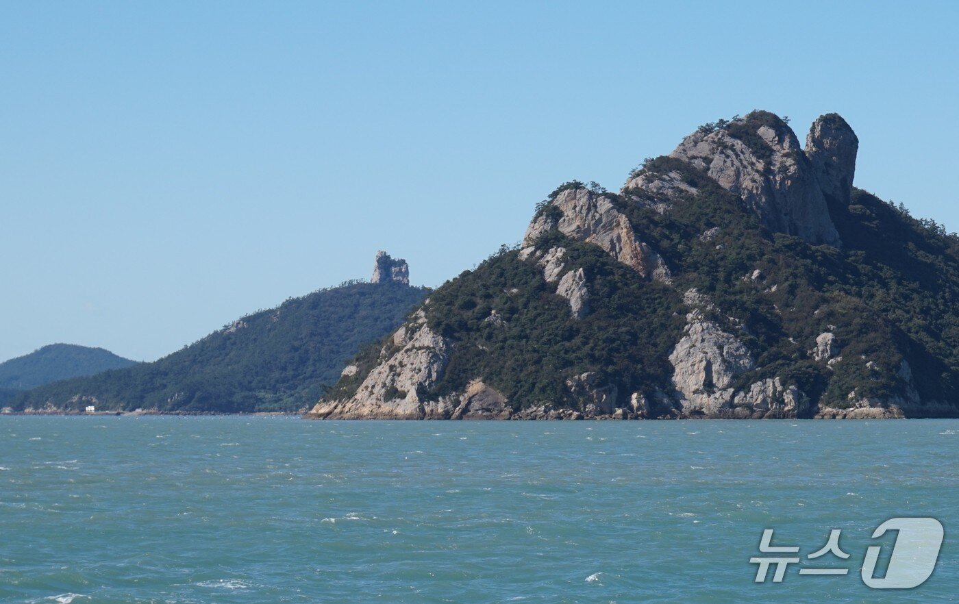 본문 이미지 - 가사도 가는 길에 만나는 손가락섬과 발가락섬&#40;오른쪽&#41;. 2025.11.14/뉴스1 ⓒ News1 조영석 기자 