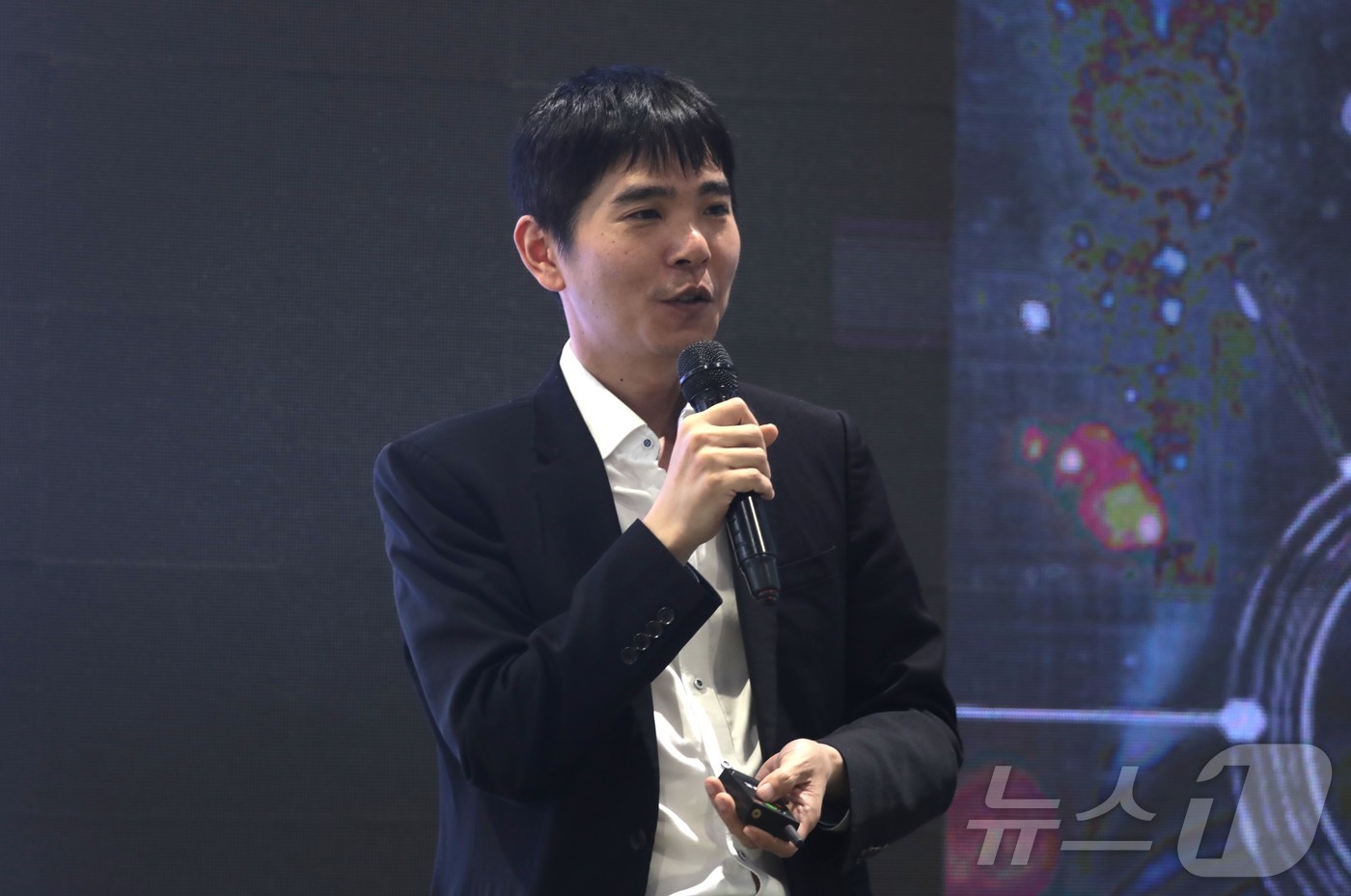 (울산=뉴스1) 김세은 기자 = 이세돌 울산과학기술원 특임교수가 14일 울산시 울산전시컨벤션센터에서 열린 '2025 울산세계미래산업박람회' 부대행사에서 'AI 시대, 인간의 가치가 …