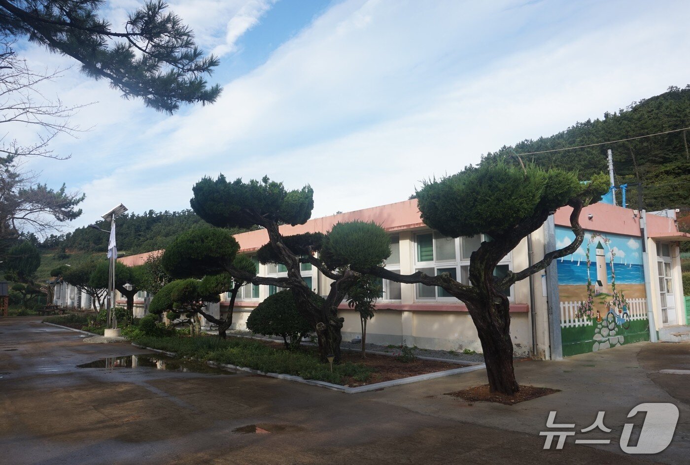 본문 이미지 - 진도서초등학교 가사도분교. 유치원 포함 학생 7명에 선생님 7명으로 학생들과 선생님의 수가  같다.2025.11.14/뉴스1 ⓒ News1 조영석 기자