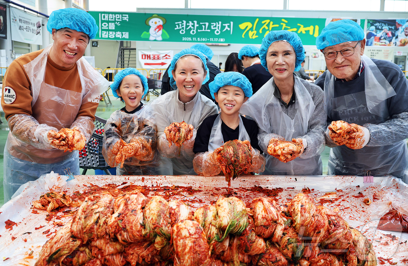 (서울=뉴스1) = 14일 강원 평창군 진부면민체육공원에서 개막한 제8회 평창고랭지김장축제를 방문한 젊은 대가족이 김장을 담그고 있다. (평창군 제공. 재판매 및 DB 금지) 20 …