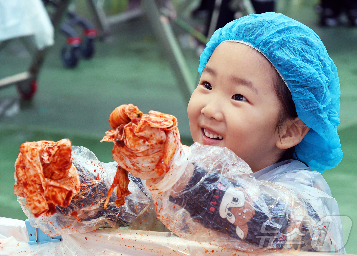 (서울=뉴스1) = 14일 강원 평창군 진부면민체육공원에서 개막한 제8회 평창고랭지김장축제를 부모와 함께 찾은 어린이가 김장체험을 하고 있다. (평창군 제공. 재판매 및 DB 금지 …