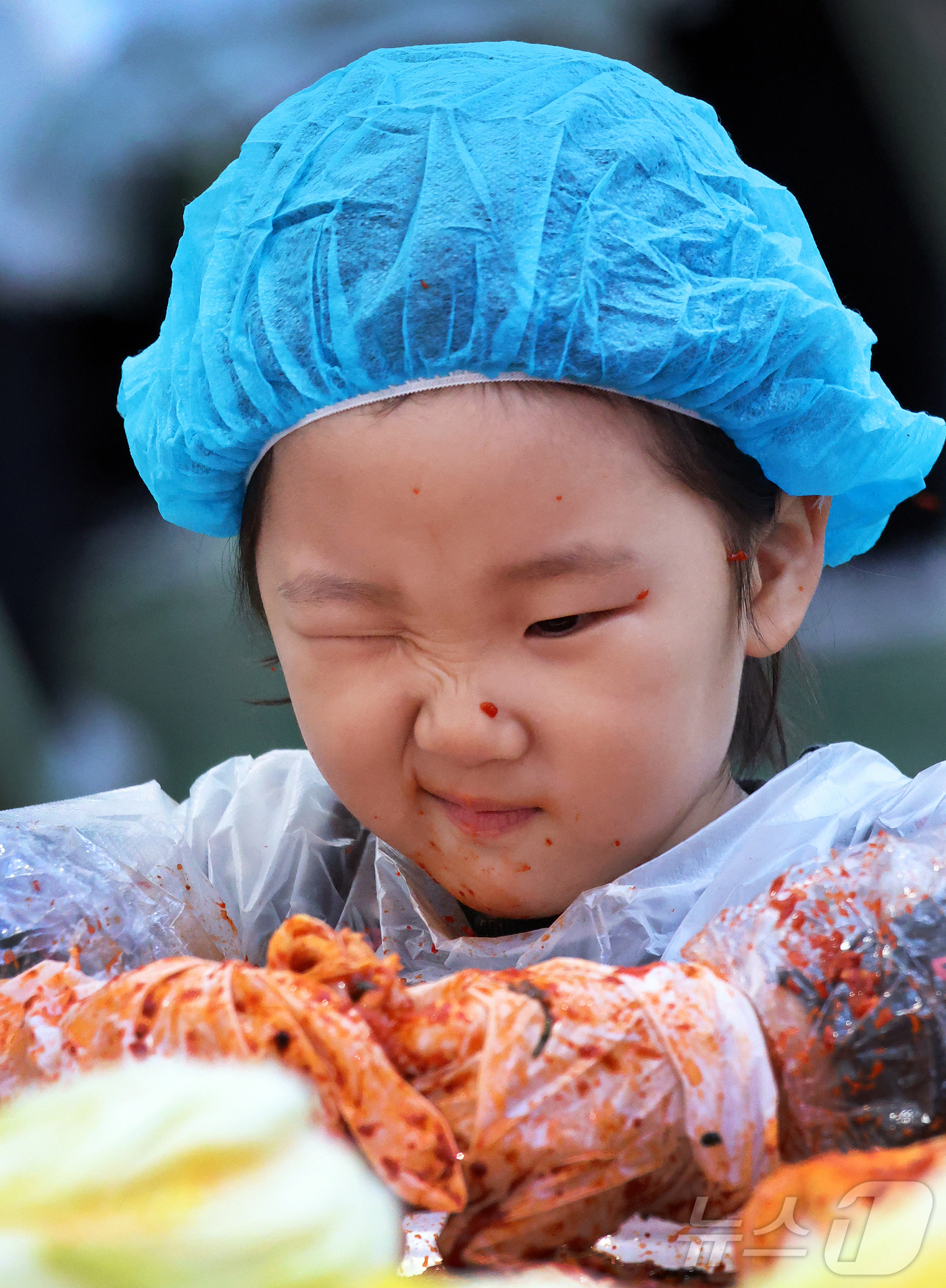 (서울=뉴스1) = 14일 강원 평창군 진부면민체육공원에서 개막한 제8회 평창고랭지김장축제를 부모와 함께 찾은 어린이가 김장체험을 하고 있다. (평창군 제공. 재판매 및 DB 금지 …