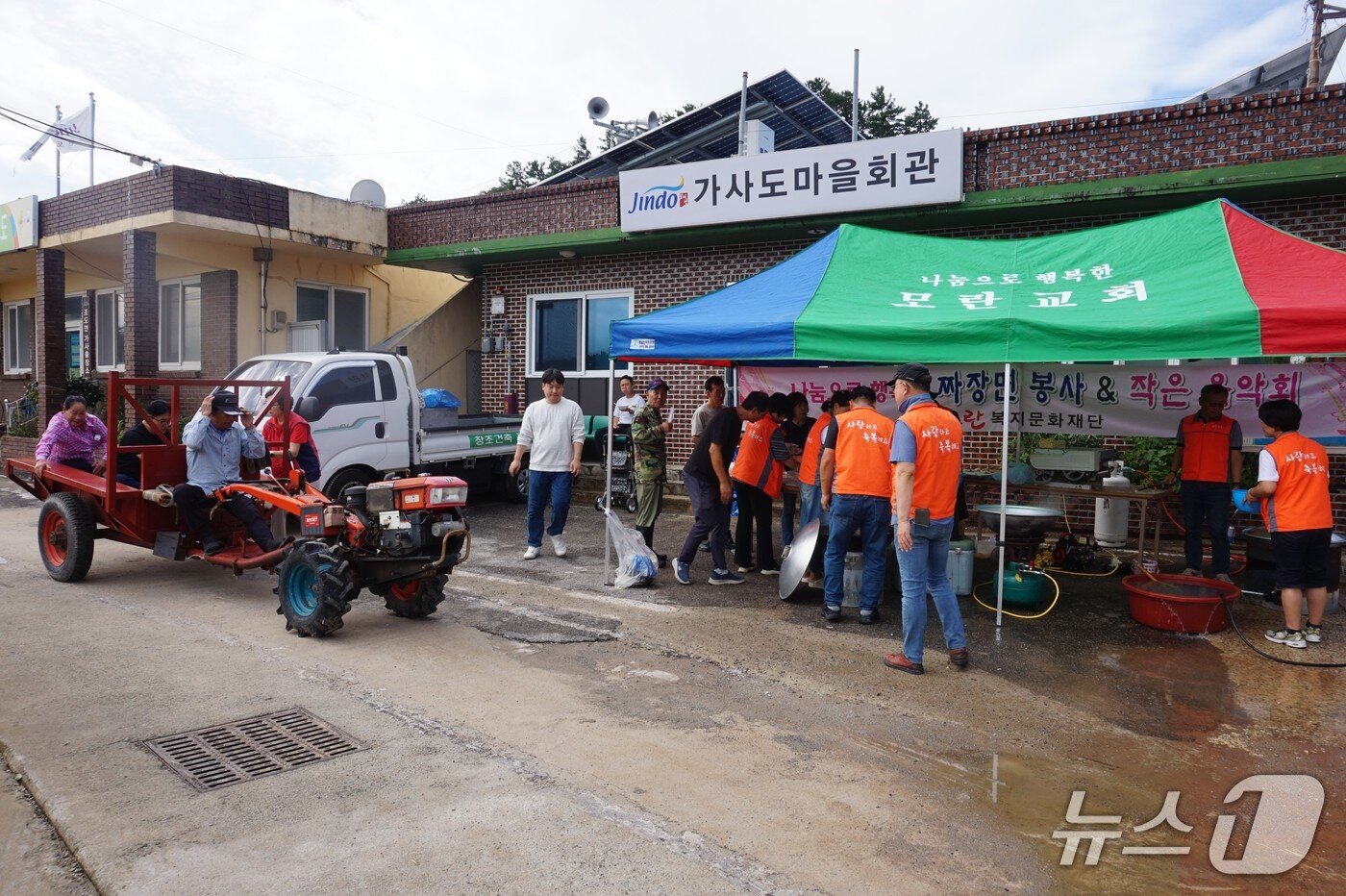 본문 이미지 - 진도군 노인복지관 관계자들이 가사도를 찾아 자장면 봉사활동을 하고 있다.2025.11.14/뉴스1 ⓒ News1 조영석 기자