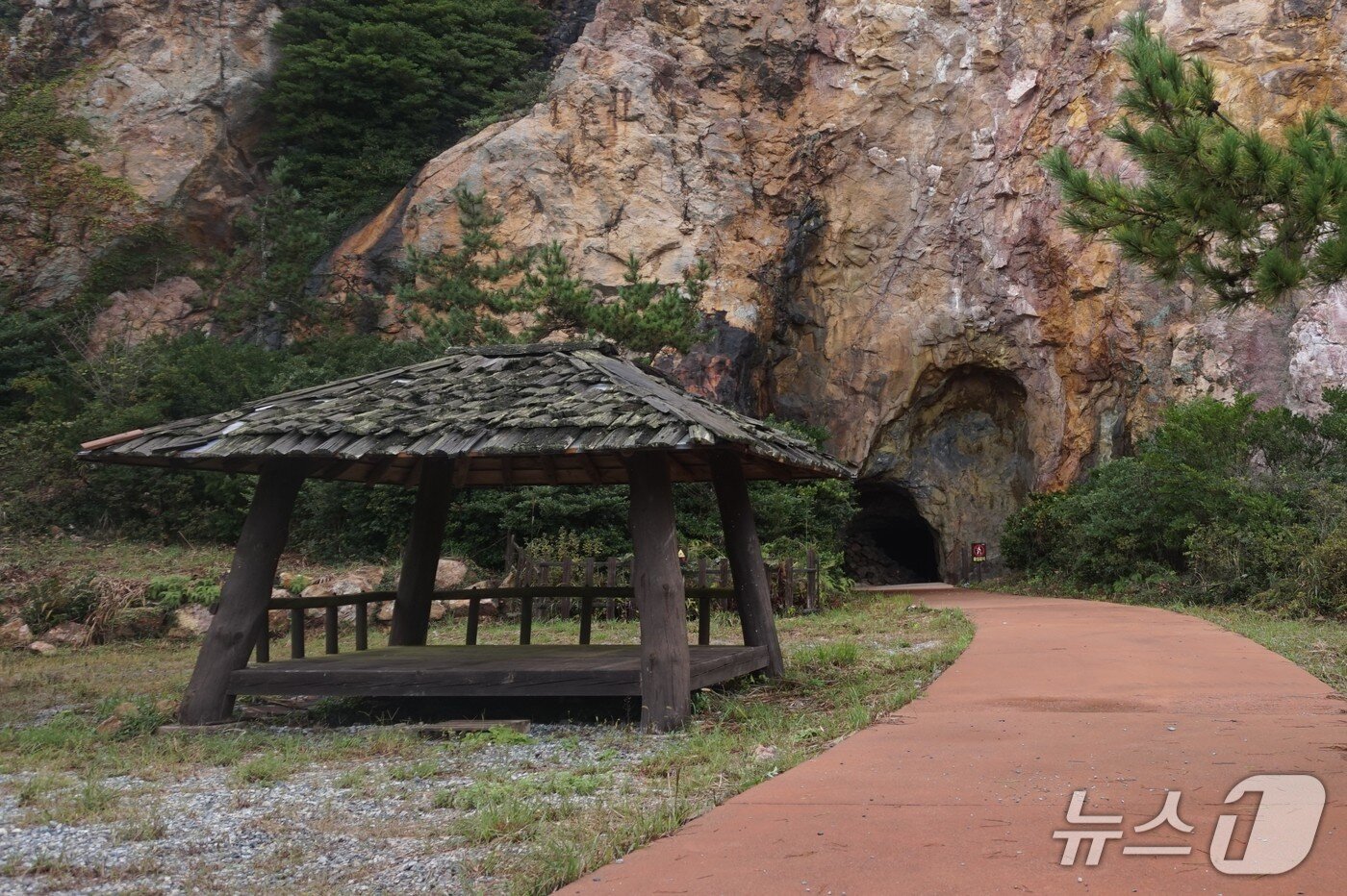 본문 이미지 - 일제가 규석을 채굴하던 십자동굴.2025.11.14/뉴스1 ⓒ News1 조영석 기자