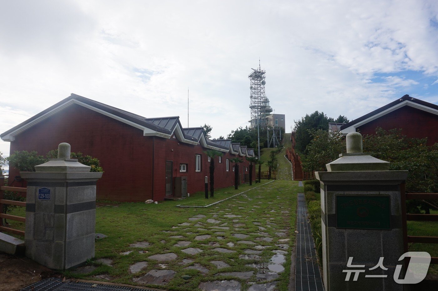 본문 이미지 - 가사도 최고의 명소 &#39;가사도등대&#39;. 1915년 일제에 의해 무인등대로 세워져 처음 불을 밝혔다.2025.11.14/뉴스1 ⓒ News1 조영석 기자